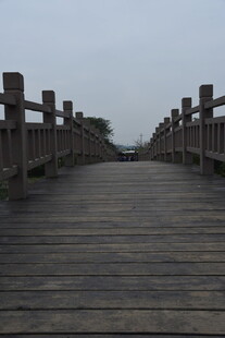 木质长桥伸向远方