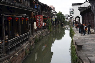 江南水乡古街临河景致