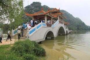 中式古桥游人赏景