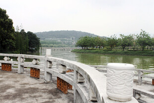 湖畔石栏美景