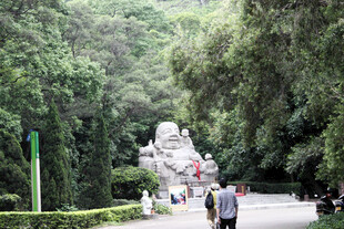 山林间的漫步小路与人群