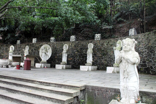 园林中的精美石雕雕塑群