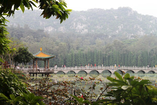 烟雨朦胧中的古桥与亭阁