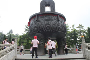 游客参观巨型青铜鼎