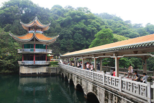 古桥临水 亭台掩映美景