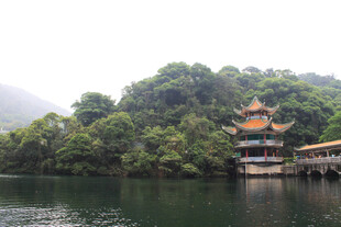 湖畔古亭 青山绿水相依