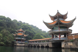 中式古建临水楼阁美景