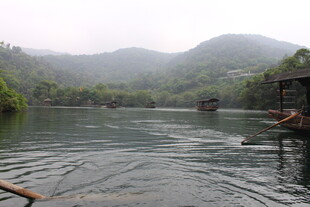 山水间的宁静湖面风光