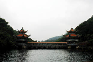 湖上中式楼阁景观