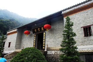 中式古宅悬挂喜庆红灯笼