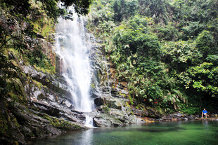 山间飞瀑下的碧绿潭水