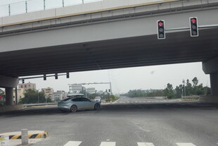 湛江桥下道路与行驶中的车辆