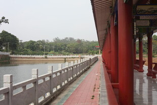 湛江中式长廊临湖景致