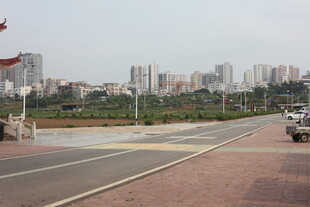 湛江城市道路与远处高楼景观
