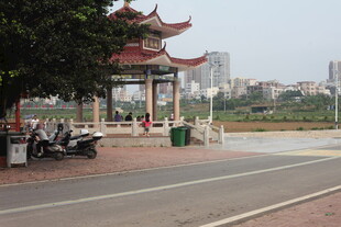 湛江湖畔凉亭边的休闲场景