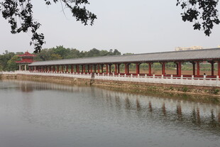湛江湖畔长廊美景
