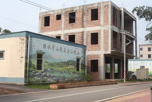 湛江废弃楼房旁的公路景象