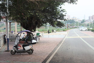 湛江路边停放的电动车与自行车