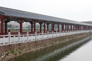 湛江中式长廊临水而立