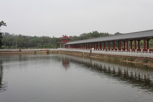湛江中式长廊临湖景致
