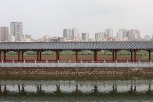 湛江河畔长廊与城市天际线