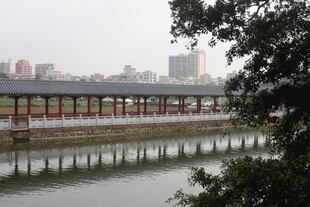 湛江河畔长廊映于平静水面