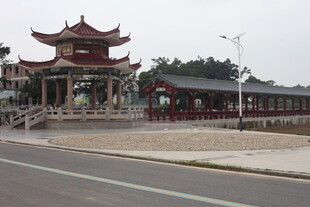 湛江中式古建庙宇立于路旁