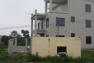 湛江乡村旁的多层建筑及小屋