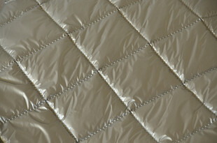 银色褶皱菱格纹理面料