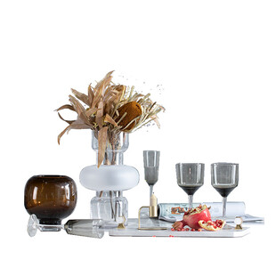 精致餐具与装饰花组合