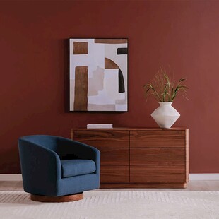 深蓝单人椅搭配棕色边柜