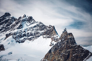 巍峨雪山壮丽景致