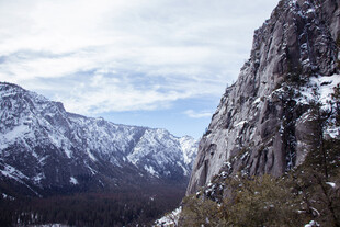 壮丽雪山峡谷风光