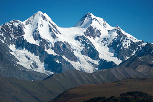 巍峨雪山壮丽景观