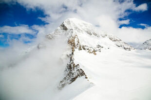 巍峨雪山云雾缭绕