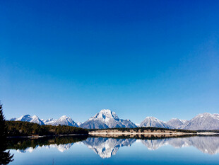 宁静湖景中的雪山倒影