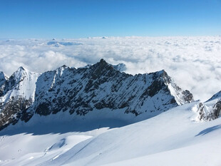 雪山之巅壮丽雪景