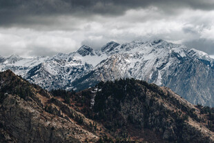 壮丽雪山与山峦景观