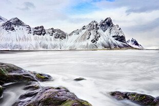 冰雪覆盖的海岸壮丽景观