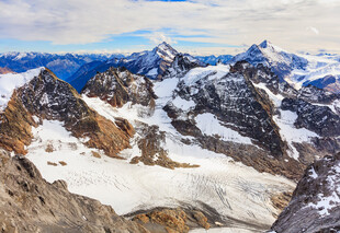 壮丽雪山景观