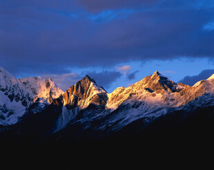 日照金山壮丽雪山美景