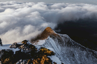 云雾缭绕的壮丽雪山之巅
