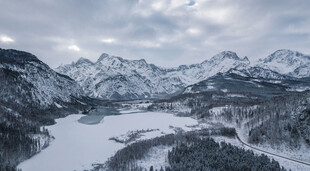 冬日雪山湖泊壮丽景观