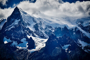 巍峨雪山云雾缭绕之景