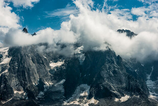 巍峨雪山云雾缭绕美景