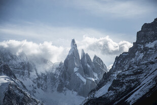 巍峨雪山云雾缭绕之景