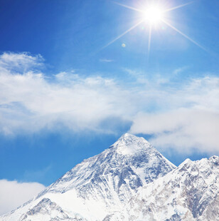 雪山映日美景