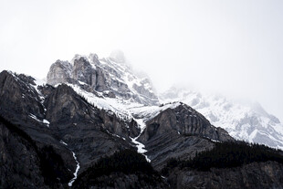 巍峨雪山壮丽自然景观