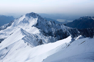 巍峨雪山壮丽景致