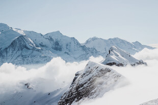 雪山云海中的壮丽山峰